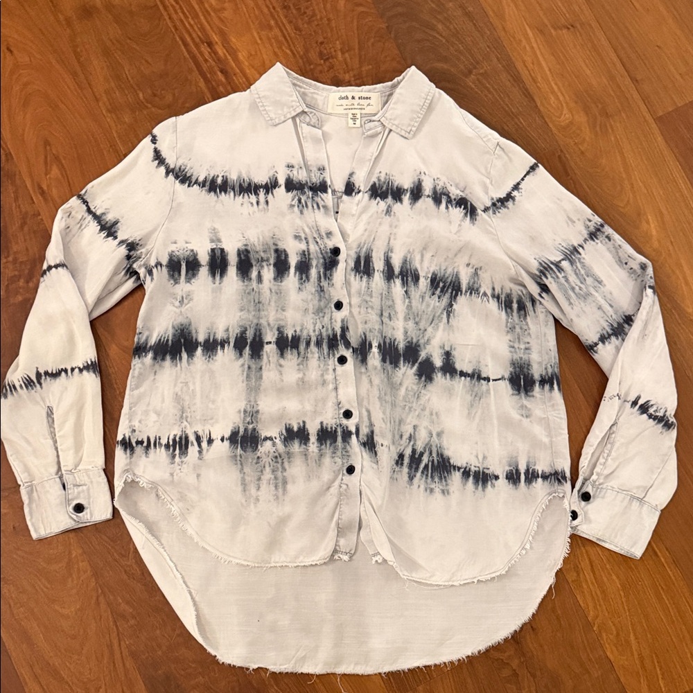 Cloth & Stone Blue and White Button Down Shirt